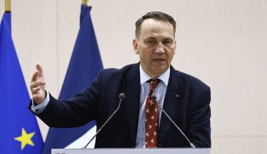 Ο Πολωνός ΥΠΕΞ προετοιμάζεται για σοβαρή κρίση: «Έχω ρύζι & κονσέρβες – Ξέρω πού είναι το καταφύγιο»
