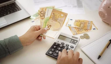 Τους «πνίγουν» τα χρέη: Έξι στους δέκα Έλληνες πληρώνουν λογαριασμούς με δανεικά ή πιστωτική κάρτα