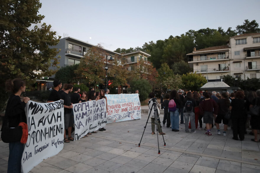 Ηγουμενίτσα: Συγκέντρωση για την άγρια δολοφονία της 25χρονης από τον 27χρονο (φωτο)