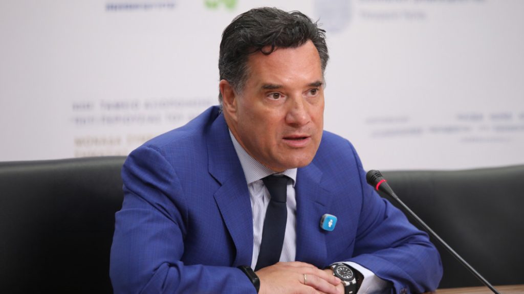 Αντιδράσεις για την κλινική «μακροζωίας» που εγκαινίασε ο Α.Γεωργιάδης και την «κάθαρση» πλάσματος