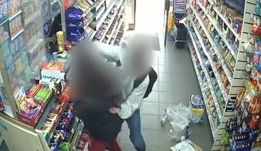 Βρετανία: H στιγμή που 14χρονος μαχαιρώνει συμμαθήτριά του επειδή αρνήθηκε να βγει μαζί του (βίντεο)