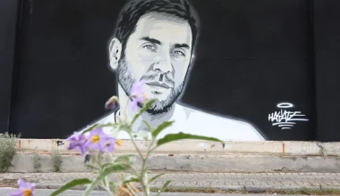 Γ.Μαζωνάκης: Η μορφή του έγινε γκράφιτι στη Θεσσαλονίκη – «Με τα τραγούδια του μεγαλώσαμε»