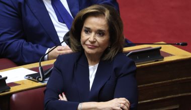 Ντόρα Μπακογιάννη: «Βλέπω αλαζονεία σε υπουργούς του Μητσοτάκη και θα έλεγα να ξεκαβαλικέψουνε»
