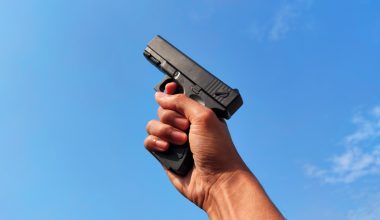 Ηράκλειο: Πάνω από 100 πυροβολισμοί σε αρραβώνα – Συνελήφθη ο γαμπρός και δύο συγγενείς του