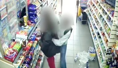 Βίντεο: Η στιγμή που 14χρονος μαχαιρώνει έφηβη στη Βρετανία επειδή αρνήθηκε να βγει μαζί του