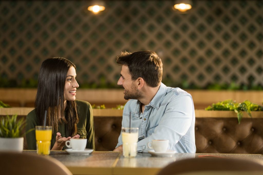 Η ακρίβεια «χτυπά» & τα ραντεβού των Gen Z & Millennials: Κόβουν τις εξόδους γιατί δεν «βγαίνουν»!