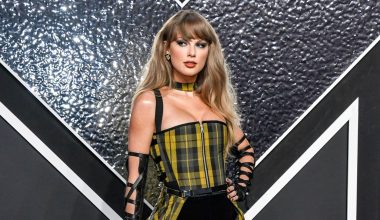 Αντιδράσεις για το εξώφυλλο του νέου single της Τέιλορ Σουίφτ: «Βρες έναν επαγγελματία»! (φώτο)