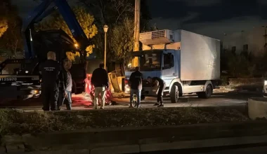 Ιερά Οδός: Φορτηγό έπεσε σε φρεάτιο – Άνοιξε τρύπα στο οδόστρωμα (βίντεο)