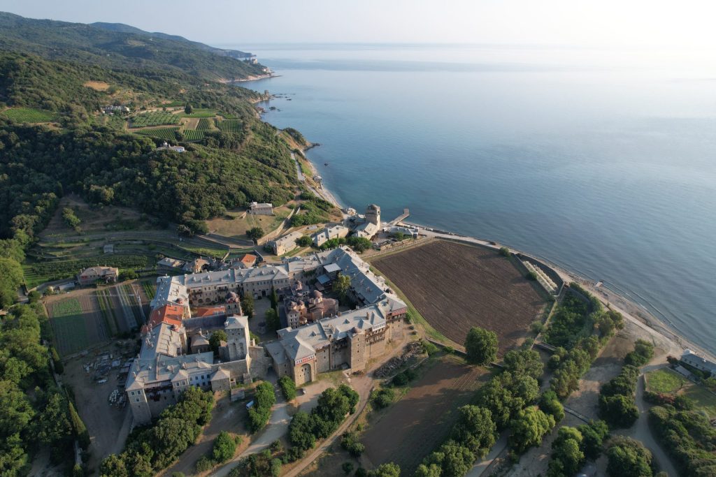 Τραγικό τέλος για τον 52χρονο χειριστή εκσκαφέα στην Ι.Μ. Ιβήρων: Σκοτώθηκε πέφτοντας στον γκρεμό
