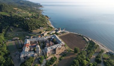 Τραγικό τέλος για τον 52χρονο χειριστή εκσκαφέα στην Ι.Μ. Ιβήρων: Σκοτώθηκε πέφτοντας στον γκρεμό