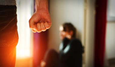 Άγριος ξυλοδαρμός Ρωσίδας από τον μεθυσμένο Βούλγαρο σύντροφό της στην Κρήτη