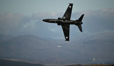 Oυαλία: Συνετρίβη εκπαιδευτικό αεροσκάφος της RAF – Εκτινάχθηκαν οι δύο πιλότοι (βίντεο)