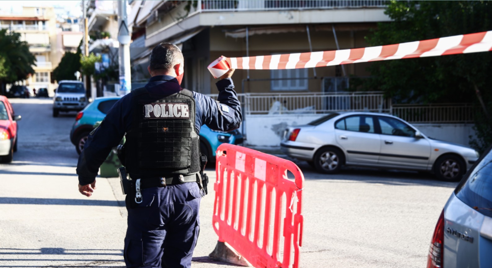 Σε εξέλιξη τεράστια αστυνομική επιχείρηση: Οπλισμένος άνδρας στη Νίκαια κρατά όμηρο την γυναίκα του!