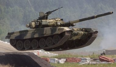 Ρωσία: Το ακροβατικό άλμα του T-90MS με βολή στον αέρα που τους άφησε άφωνους όλους