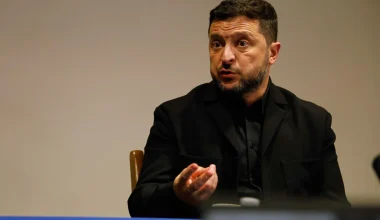 Περίεργοι μορφασμοί του Ζελένσκι που παραπέμπουν σε…άλλες πράξεις: Δείτε το βίντεο που έγινε viral