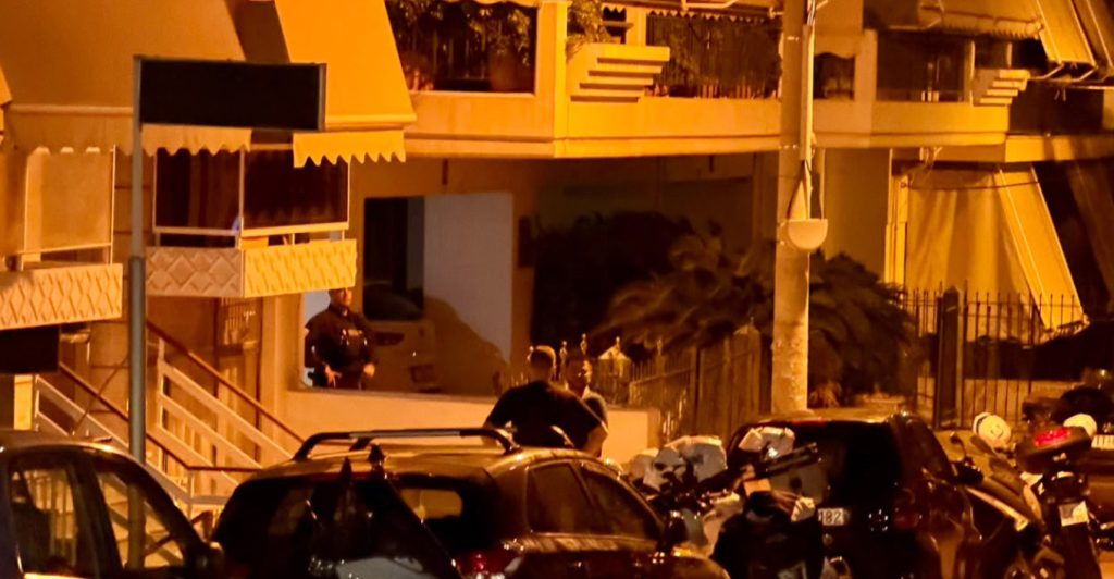 Έληξε η ομηρία της γυναίκας που κρατούνταν από τον 49χρονο σύζυγό της στη Νίκαια (upd)