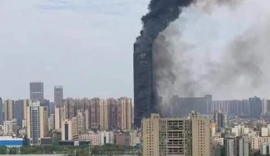 Κίνα: Ηλεκτρικά ποδήλατα αρπάζουν φωτιά – Μαύρος καπνός «καταπίνει» πολυκατοικία (βίντεο)