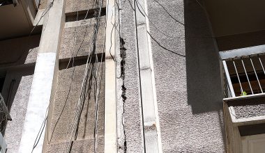 Ρωγμές στην Κυψέλη: «Το σπίτι έχει κουνηθεί τρεις φορές, στραβώνουν οι τοίχοι»!