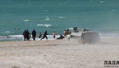 Σε τραγωδία εξελίχθηκε άσκηση απόβασης στο Καζακστάν: Παρασύρθηκαν και πνίγηκαν στρατιώτες