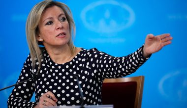 Μ.Ζαχάροβα: «Η συμπεριφορά του Β.Ζελένσκι υποδηλώνει ότι κάνει χρήση απαγορευμένων ουσιών»