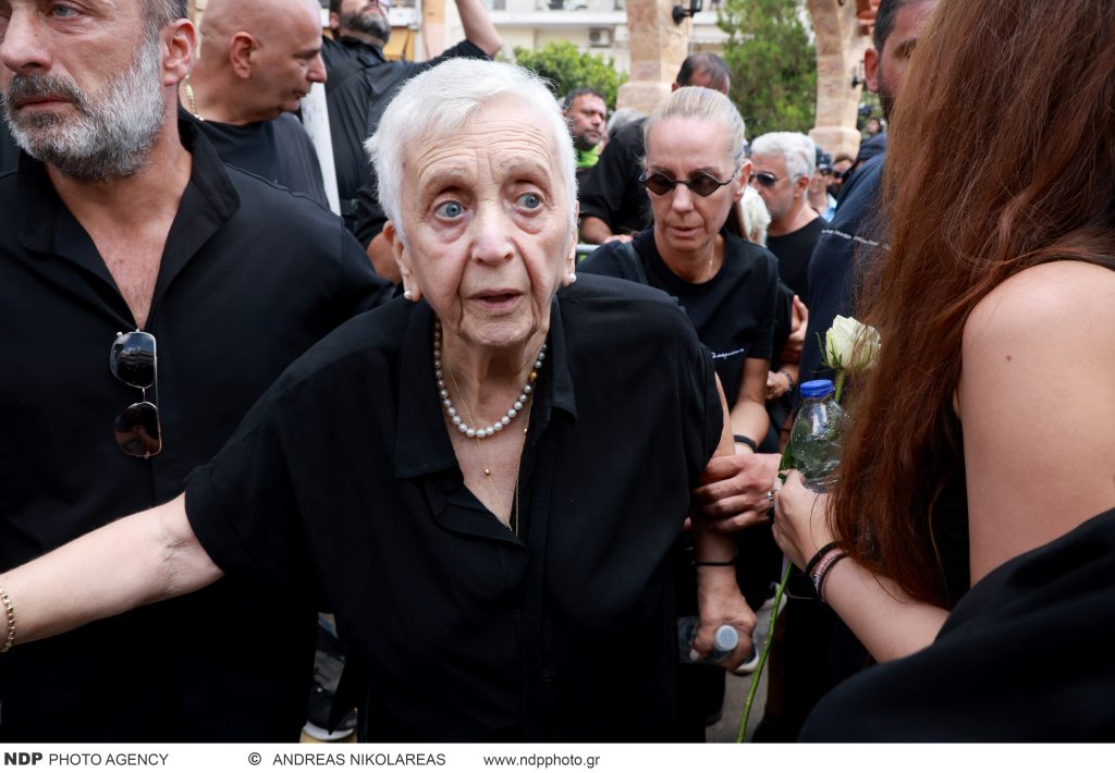 Γιώργος Μαζωνάκης: Στο νοσοκομείο η μητέρα του – Τι ισχύει (βίντεο)
