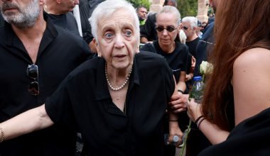 Γιώργος Μαζωνάκης: Στο νοσοκομείο η μητέρα του – Τι ισχύει (βίντεο)