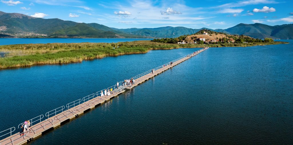 Τα δύο μοναδικά κατοικημένα νησιά της Ελλάδας που βρίσκονται μέσα σε λίμνες
