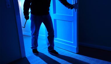 Ρόδος: Διαρρήκτης έσπασε τζαμαρία με… σάντουιτς στο χέρι – Γύρισε για τα χρήματα & το ξέχασε μέσα!