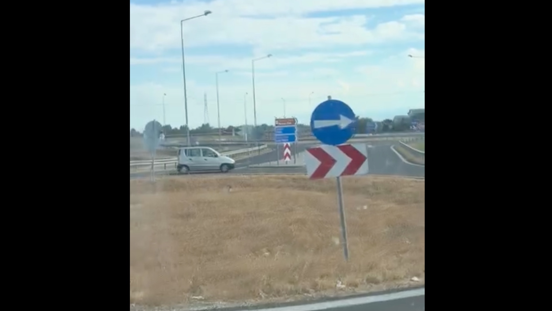 Ε65: Οδηγός μπήκε ανάποδα σε κυκλικό κόμβο και συνέχισε κανονικά την πορεία του