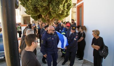 Σήμερα η κηδεία του πυροσβέστη στη Ρόδο – Έχασε την ζωή του όταν προσπάθησε να σώσει τουρίστες
