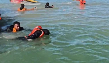 Μάγχη: Παράνομος μετανάστης αφήνει παιδί στη θάλασσα για να επιβιβαστεί σε λέμβο! – Δείτε βίντεο