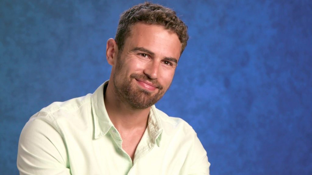 Theo James: Η συγκλονιστική ιστορία του Έλληνα γιατρού παππού του που ξέφυγε από τους Ναζί