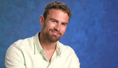 Theo James: Η συγκλονιστική ιστορία του Έλληνα γιατρού παππού του που ξέφυγε από τους Ναζί