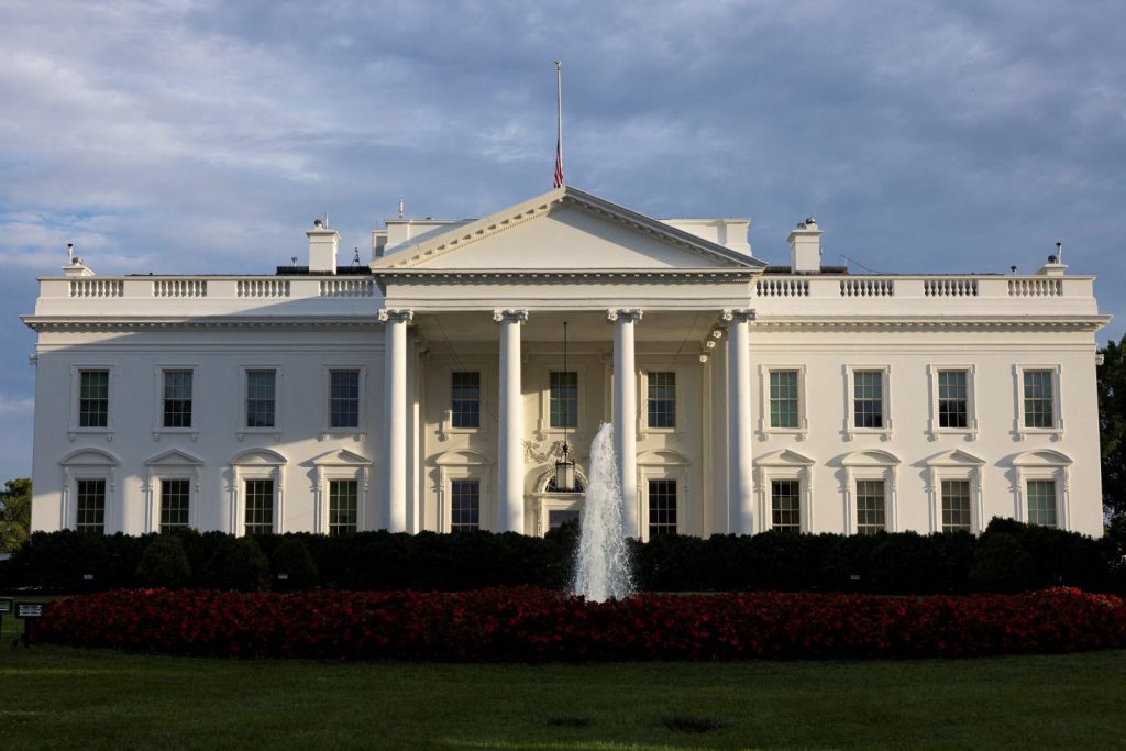 Λευκός Οίκος: Απέκλεισε CNN, MS NOW και Politico παρά τη δικαστική απόφαση
