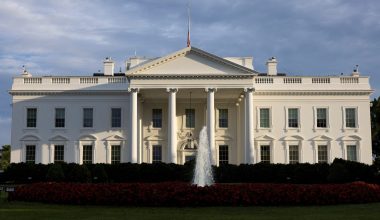 Λευκός Οίκος: Απέκλεισε CNN, MS NOW και Politico παρά τη δικαστική απόφαση