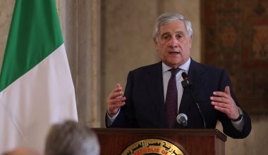 «Καλύτερες σύζυγοι οι γυναίκες με μακριές φούστες»: «Θύελλα» αντιδράσεων για τις δηλώσεις Α.Ταγιάνι
