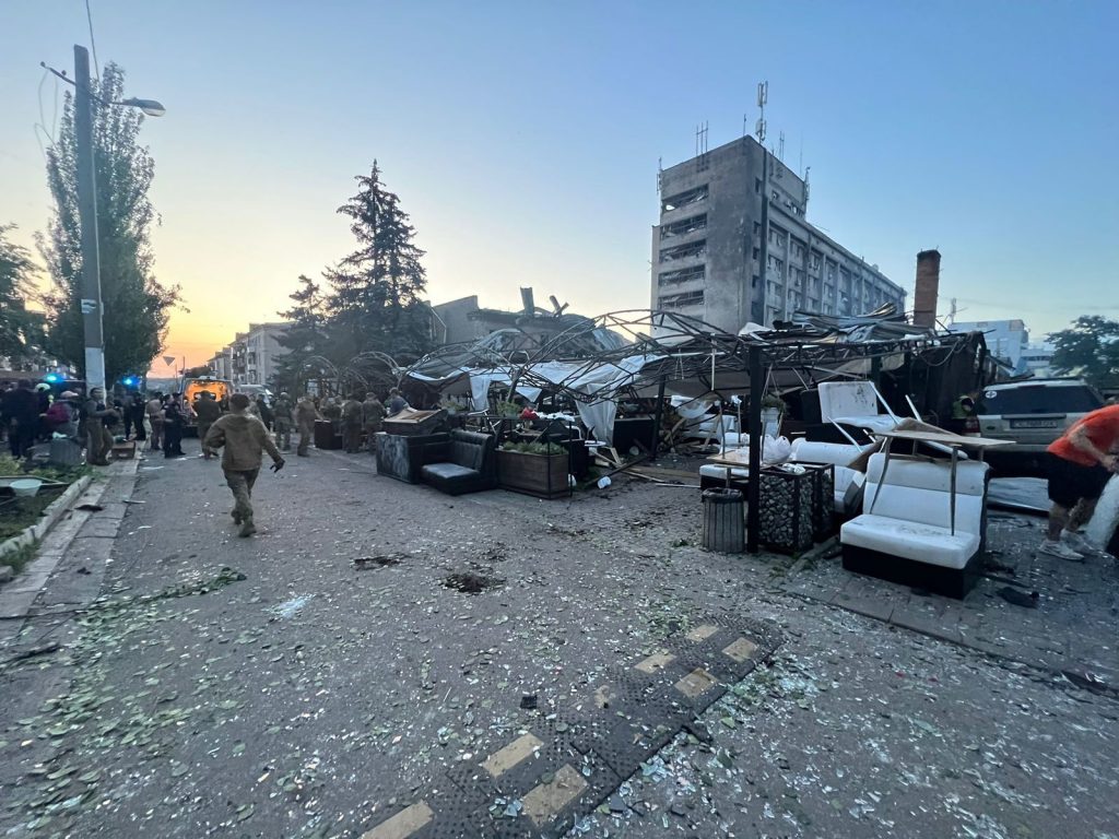 Κραματόρσκ: Μαζικές εκκενώσεις αλλά τα καταστήματα παραμένουν ανοικτά! (φωτο)