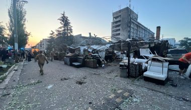 Κραματόρσκ: Μαζικές εκκενώσεις αλλά τα καταστήματα παραμένουν ανοικτά! (φωτο)