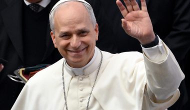 Πάπας Λέων: Έφτασε στη Γαλλία για τετραήμερη επίσκεψη – Το μήνυμα για ειρήνη