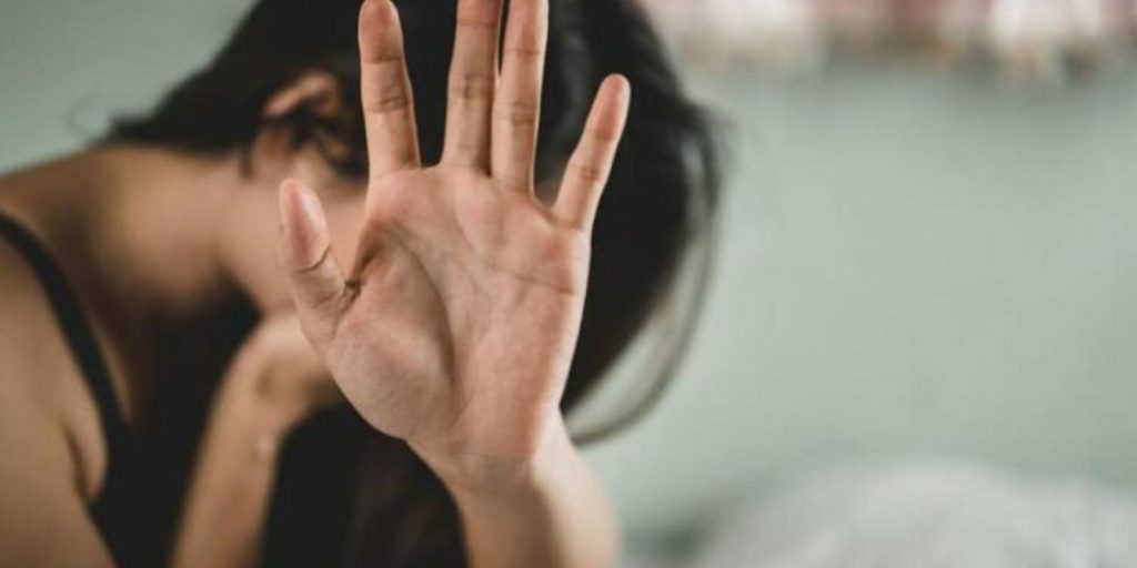 Ρόδος: 44χρονη κατήγγειλε 28χρονο για απάτη 15.417 ευρώ και για απειλές με προσωπικές φωτογραφίες