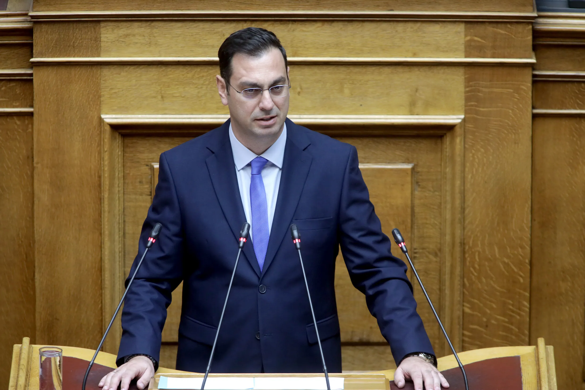 Βουλευτής ΝΔ: «Αν δεν έχεις 10 ευρώ για βενζίνη παίρνεις τα Μέσα Μαζικής Μεταφοράς» (βίντεο)