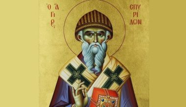 Γιατί ο Άγιος Σπυρίδων απεικονίζεται με εκείνο το χαρακτηριστικό σκουφάκι;