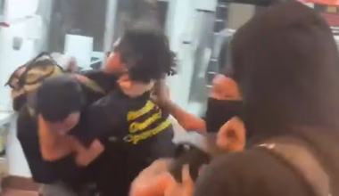 Άγριος ξυλοδαρμός υπαλλήλου σε κατάστημα fast food στις ΗΠΑ μπροστά σε πελάτες (βίντεο)