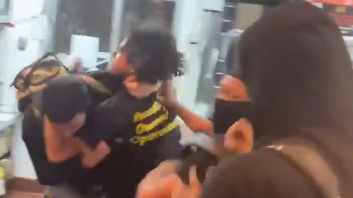Άγριος ξυλοδαρμός υπαλλήλου σε κατάστημα fast food στις ΗΠΑ μπροστά σε πελάτες (βίντεο)