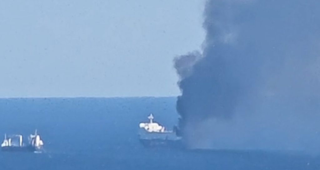 Φωτιά εν πλω στο «Blue Carrier 2» με 29 επιβάτες βόρεια της Μυκόνου (βίντεο)
