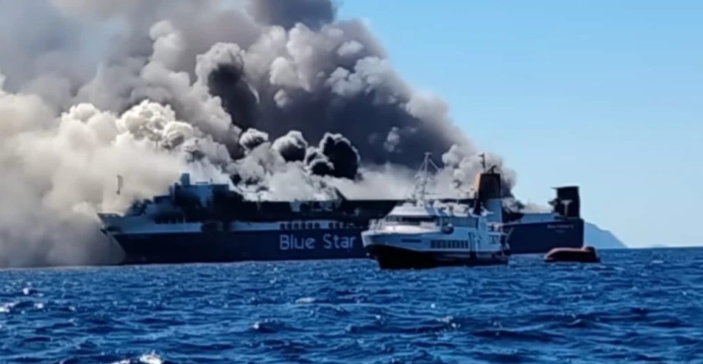 Μύκονος: Καταστράφηκε το «Blue Carrier 2» από τη φωτιά (φώτο)