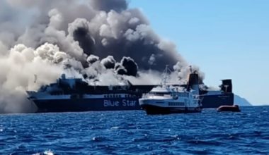 Μύκονος: Καταστράφηκε το «Blue Carrier 2» από τη φωτιά (φώτο)