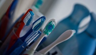 Γιατί δεν πρέπει να αφήνεις την οδοντόβουρτσα ακάλυπτη δίπλα στην τουαλέτα
