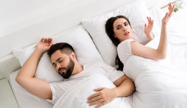 Προσέξτε το πώς κοιμάται το ταίρι σας: Η επικίνδυνη συνήθεια που ελλοχεύει λόγω έλλειψης ύπνου