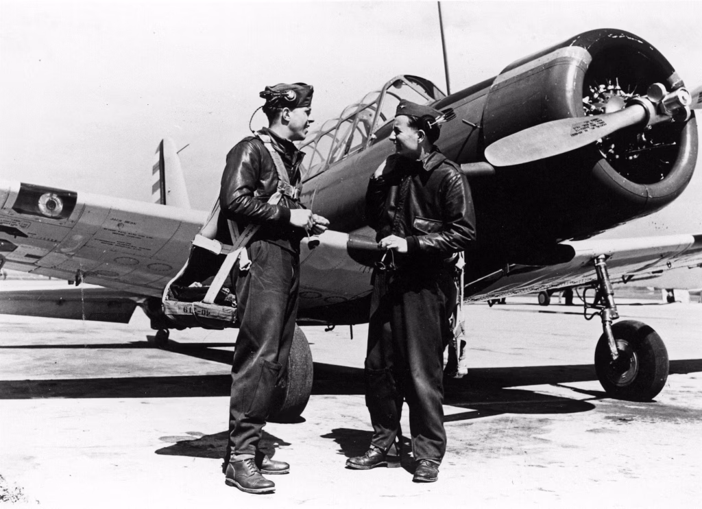 1945: Σπάνιο στιγμιότυπο δείχνει Αμερικανούς πιλότους να κάνουν μασάζ μετά από αποστολές